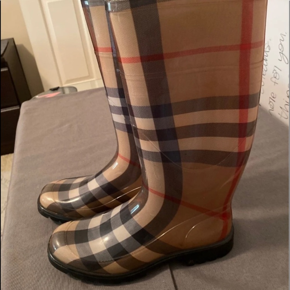 Burberry women rain boots